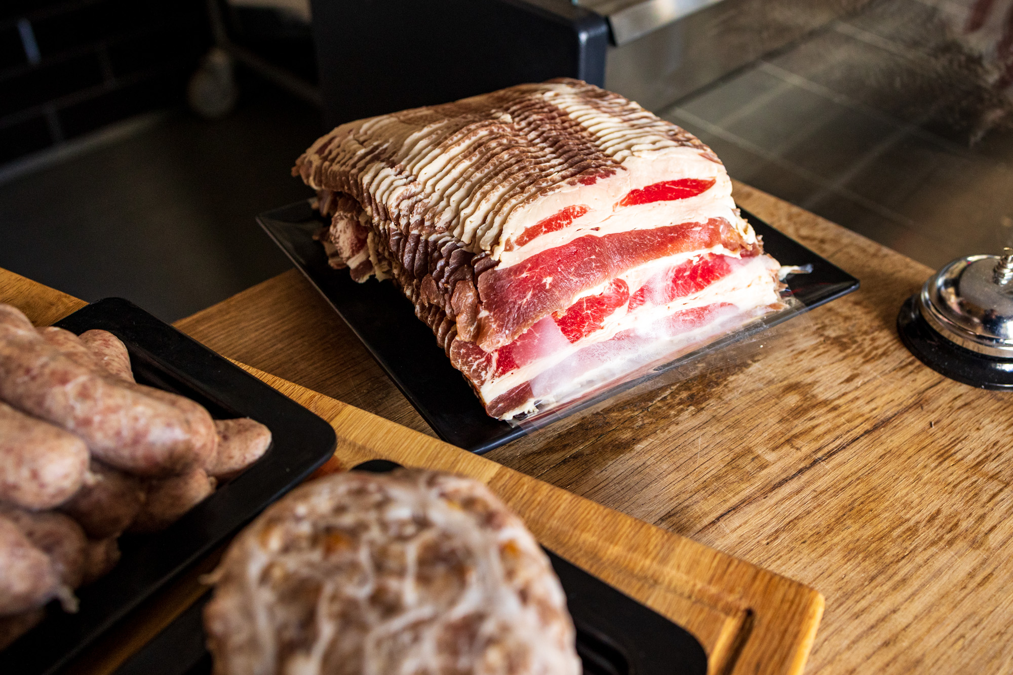 Skiver av storfebacon på et brett